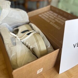 BRAND NEW VEJA Leather Campo Shoes, White & Blue. US Size 9.5/EU 41.